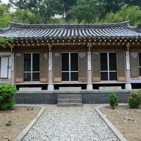 Goseong Choi Pilgan'S Old House Hotel Exterior photo