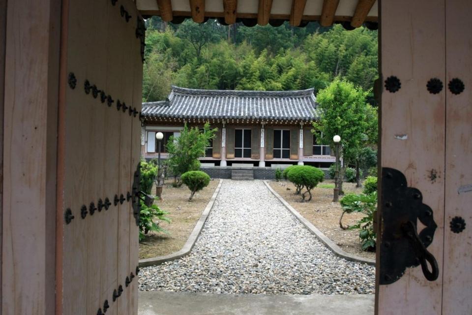 Goseong Choi Pilgan'S Old House Hotel Exterior photo