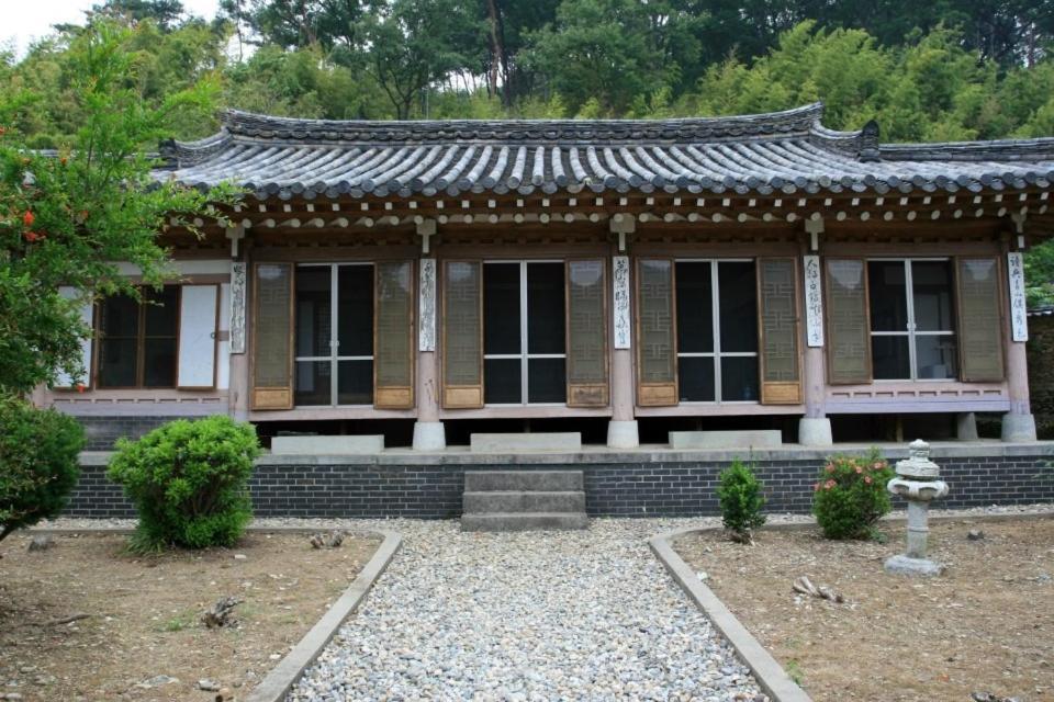 Goseong Choi Pilgan'S Old House Hotel Exterior photo